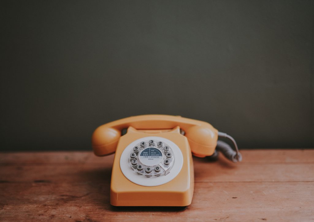 Photographie d'un téléphone vintage orange.